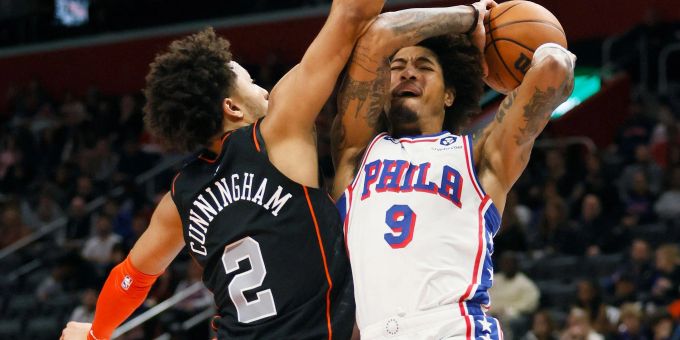 Philadelphia-Guard Kelly Oubre Jr. (9) zieht gegen Detroits Cade Cunningham (2) zum Korb. Philadelphia-Guard Kelly Oubre Jr. (9) zieht gegen Detroits Cade Cunningham (2) zum Korb.