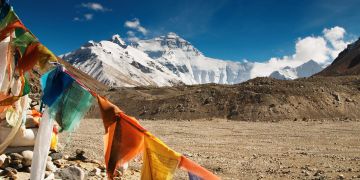 Buddhistische Gebetsfahnen vor dem Mount Everest.