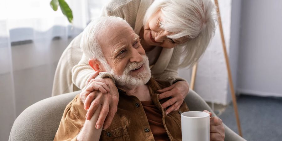 Älterer Mann mit älterer Frau