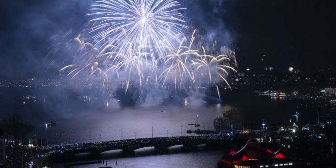 150'000 Zuschauer - 10'000 Raketen erhellen Silvesternacht in Zürich