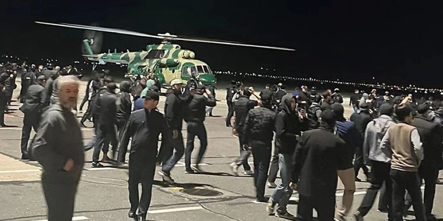 Zahlreiche Menschen haben im russischen Machatschkala einen Flughafen gestürmt.