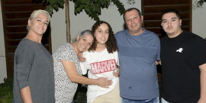 Die israelische Soldatin Ori Megidish ist nun zurück bei ihrer Familie. israelische Soldatin und familie