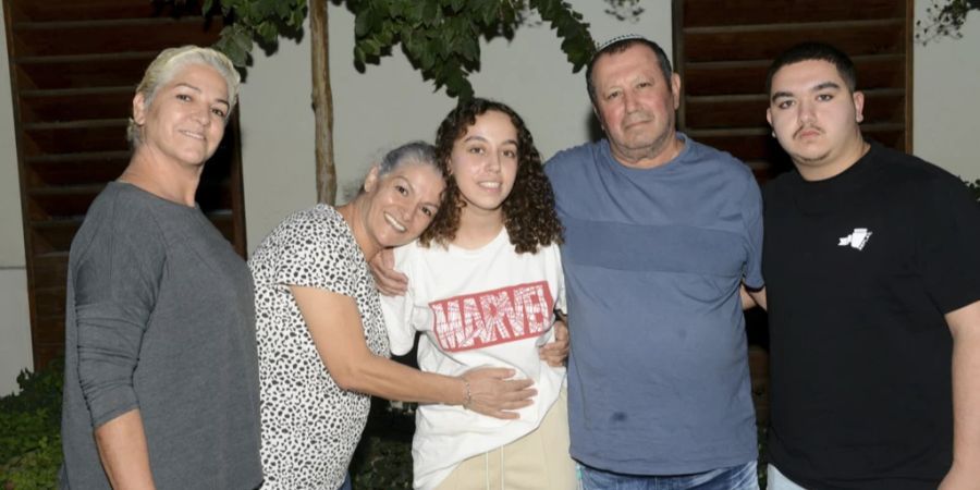 israelische Soldatin und familie