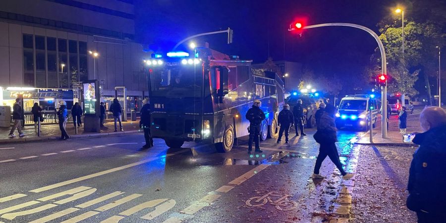 Am Harburger Ring in Hamburg haben Menschen Pyrotechnik auf Polizisten geworfen.