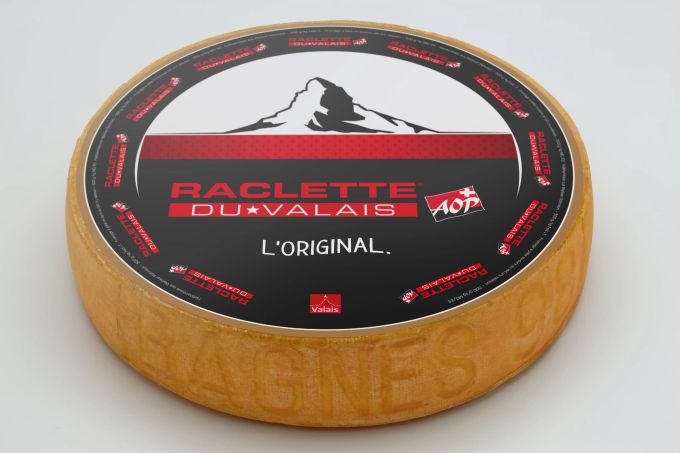 Die Milch für Raclette du Valais AOP stammt von verschiedenen Kuh-Rassen wie den Eringern, aber auch von Braunvieh, Simmentaler, Red-Holstein und Schwarzfleckvieh. raclette