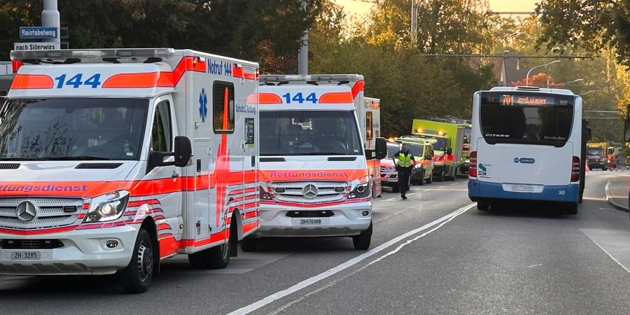 Fahrzeuge von Einsatzkräften stehen in Witikon.