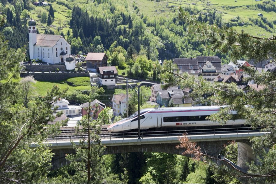 Seit der Entgleisung im Gotthard-Basistunnel mussten Personenzüge die Bergstrecke nehmen.