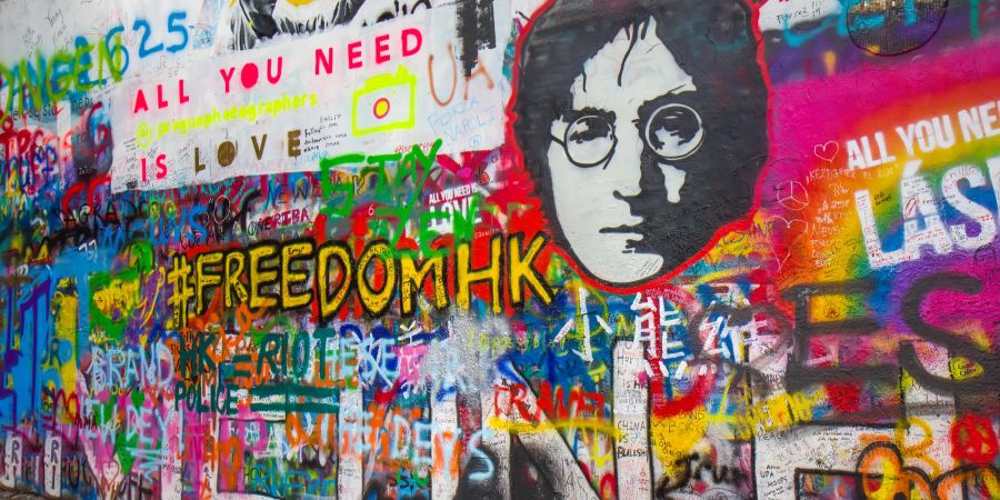 Die mit Graffiti verzierte John Lennon Wall in Prag.