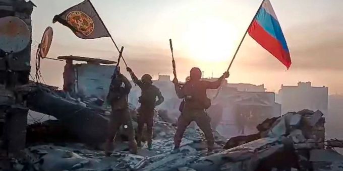 Im Mai veröffentlichte der Prigoschin-Pressedienst ein Video, das Angehörige der Wagner-Gruppe in Bachmut zeigen soll. Im Mai veröffentlichte der Prigoschin-Pressedienst ein Video, das Angehörige der Wagner-Gruppe in Bachmut zeigen soll.