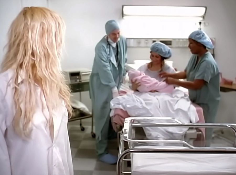 Im Video steht Britney Spears in einem Spital-Zimmer, in dem eine Mutter ihr Kind in den Arm nimmt.