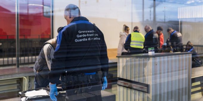 Grenzwächter bei der Kontrolle von Migranten. Migranten Grenzwächter