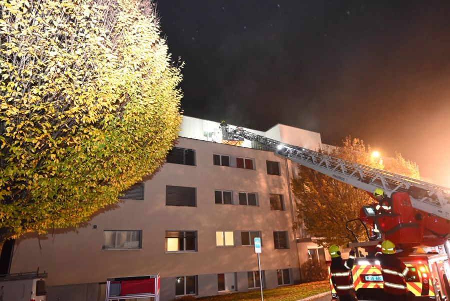 Feuerwehr löscht Brand