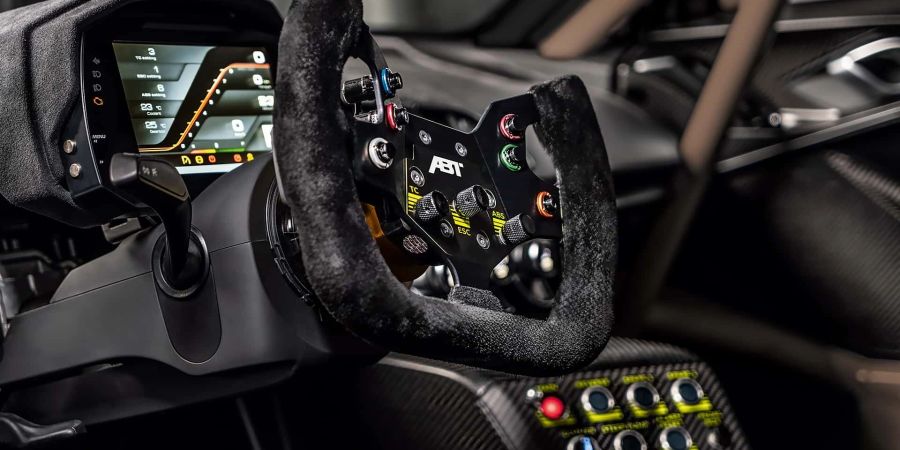 Auch das Cockpit des XGT zeigt klar: Man sitzt hier in einem R8 LMS GT2-Rennwagen mit 640 PS.