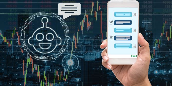 Eine Hand hält ein Smartphone mit einem Chatbot vor einer virtuellen Leinwand.