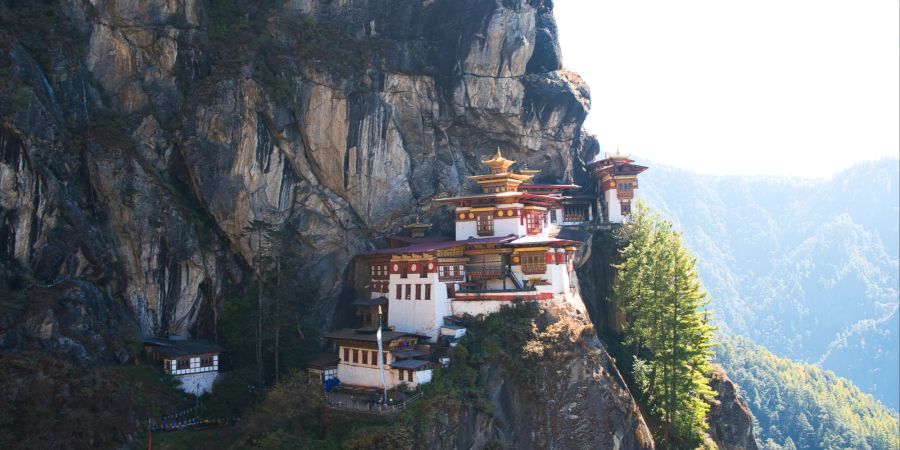 Das Paro Taktsang Kloster in Bhutan in den Berghang gebaut.