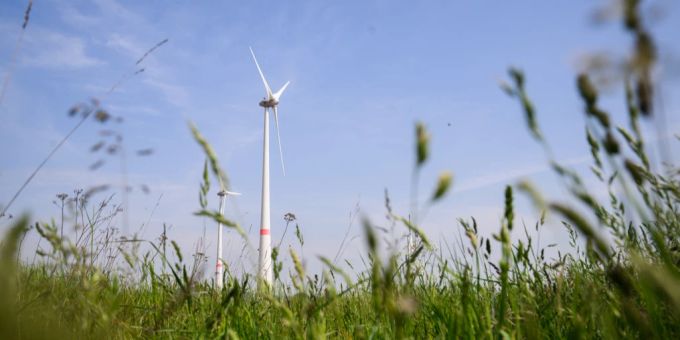 Bis 2030 sollen 42,5 Prozent des EU-Stromes aus nachhaltigen Energien, wie Wind, stammen. Windrad erneuerbare Energien