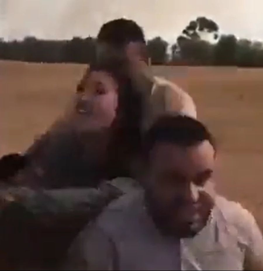 Ein Ausschnitt aus einem Video: Hamas-Terroristen nehmen Noa Argamani auf einem Motorrad mit.