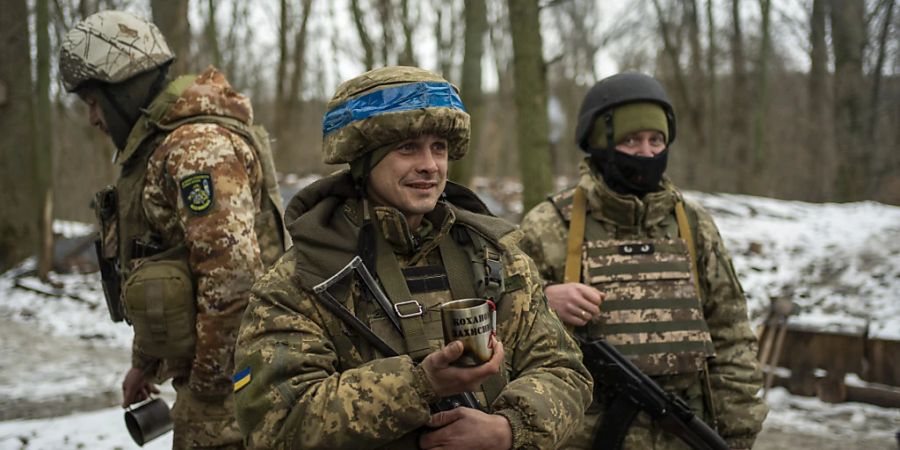 Soldaten des staatlichen ukrainischen Grenzschutzes machen eine Teepause in einer Militärstellung in der Region Sumy. Die EU stellt weitere 194 Millionen Euro für die Ausrüstung und Ausbildung ukrainischer Soldaten bereit. Foto: Hanna Arhirova/AP/dpa