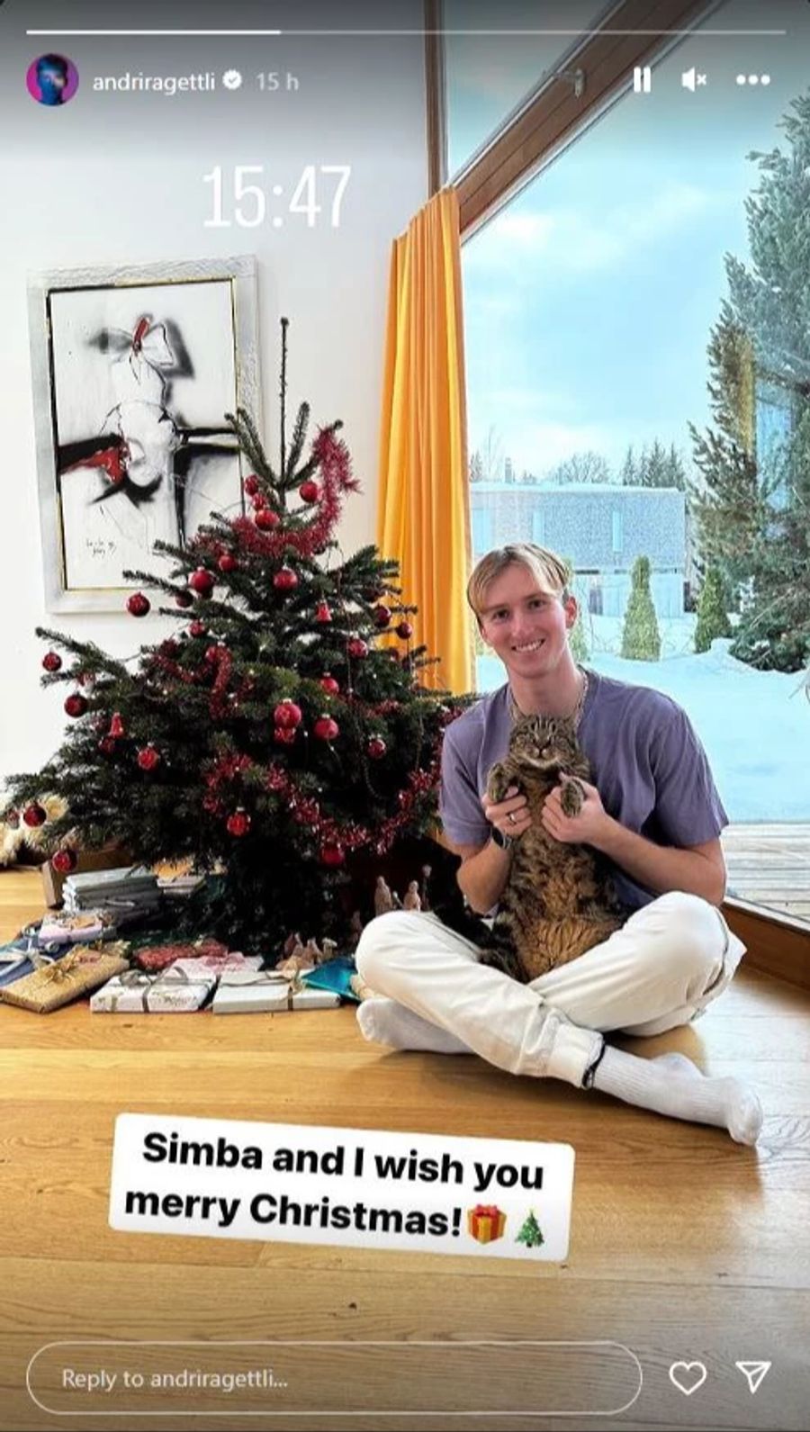 Freeskier Andri Ragettli feiert ganz entspannt mit Kater Simba.