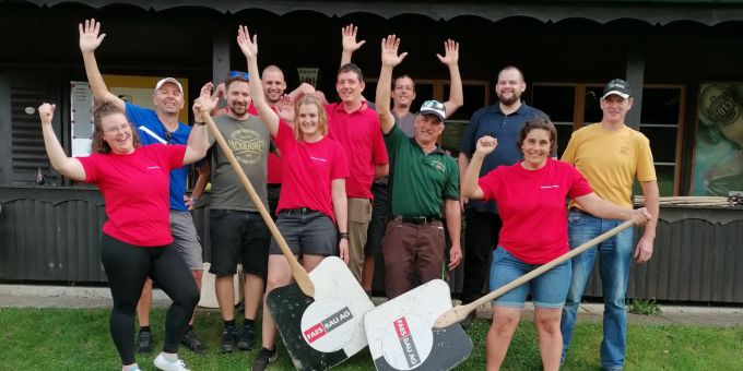 Die Feuerwehr Leerau beim Hornusser-Schnuppertraining am Samstag, 30. September 2023. Feuerwehr Leerau beim Hornussen-Schnuppertraining