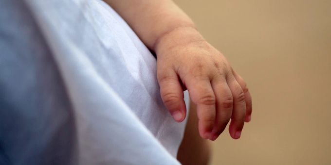 Das Händchen eines Babys. (Symbolbild) baby