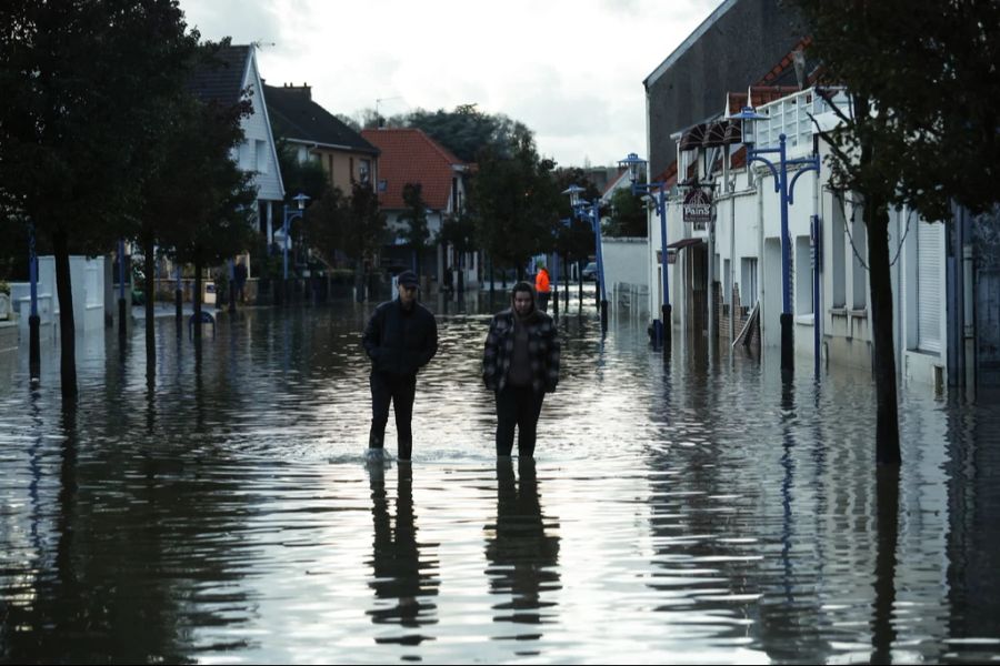 Laut französischem Wetterdienst sei in den vergangenen 20 Tagen dreimal so viel Regen wie üblich gefallen.