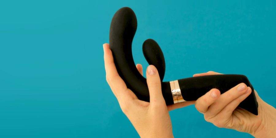 frauenhand hält dildo