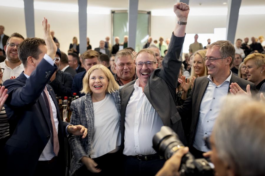 Jubel bei der SVP: Die Partei geht als Gewinnerin der Wahlen 2023 hervor.