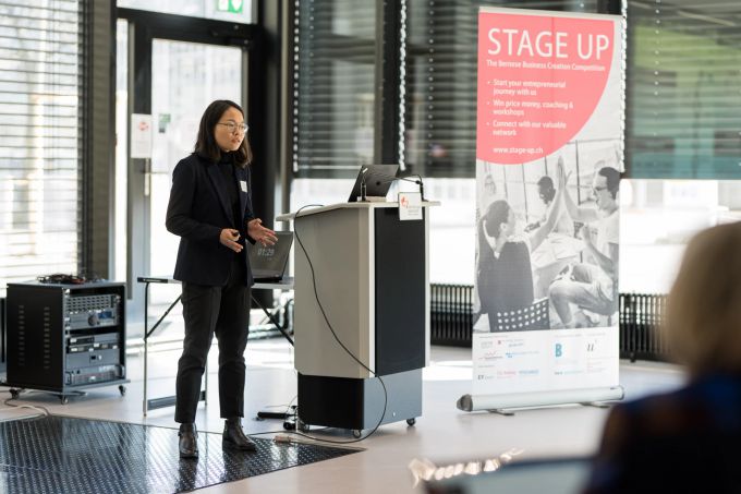 Eine Teilnehmerin präsentiert am Berner Business Creation Wettbewerb STAGE UP ihren Elevator Pitch. STAGE UP