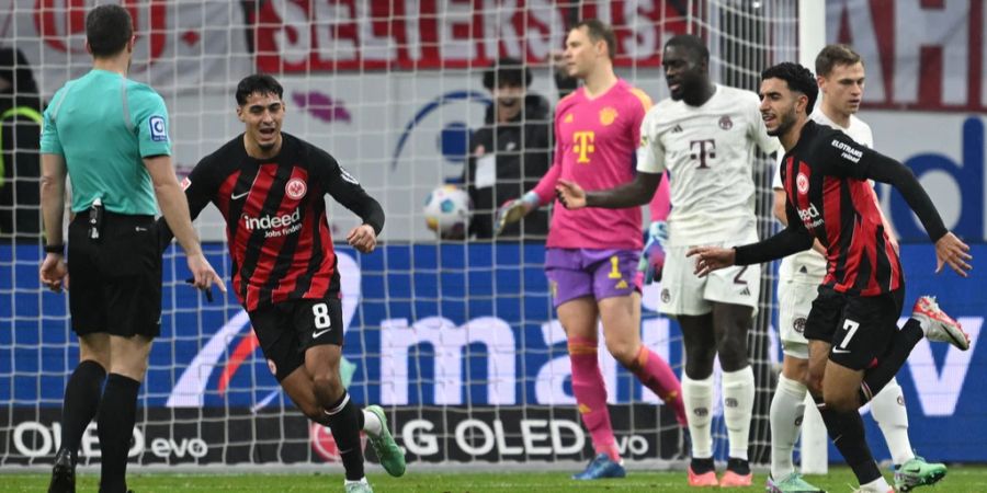 Omar Marmoush (r.) eröffnet das Skore gegen Bayern München.