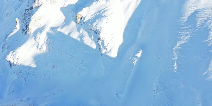 Hier gerieten zwei Personen in eine Lawine. Berg Schnee