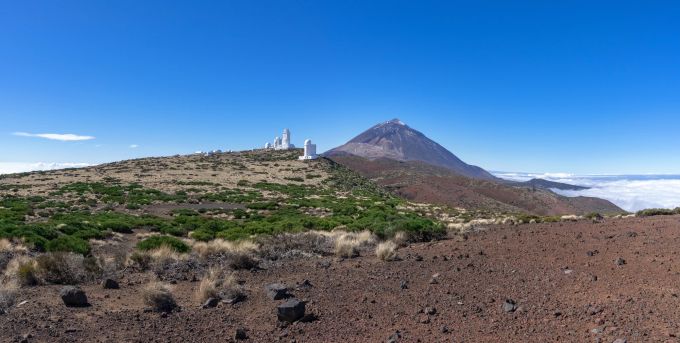 Landschaft mit Sternwarte Izana und Vulkan Teide auf Teneriffa. Vulkan Teide auf Teneriffa