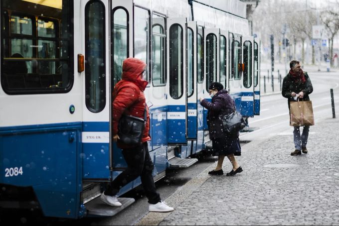 Auch Chantal Stocker von der Dienstabteilung Verkehr der Stadt Zürich äussert Bedenken: Die Eigenverantwortung der Verkehrsteilnehmer sei das Wichtigste. (Symbolbild) Tram Zürich Smombies Push-Benachrichtigung