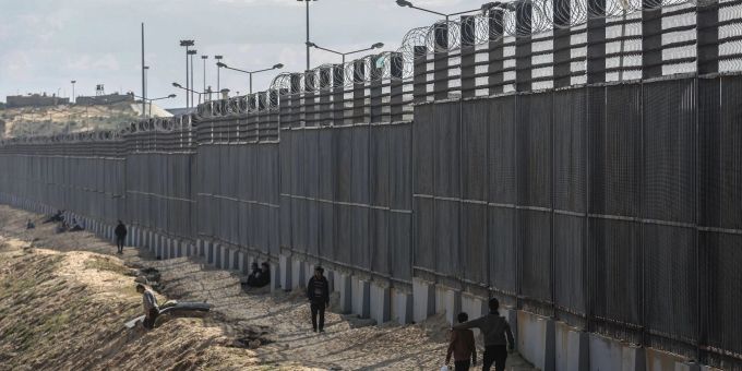 Palästinenser stehen nahe der Grenze zwischen dem Gazastreifen und Ägypten. Palästina Israel Gaza Krieg