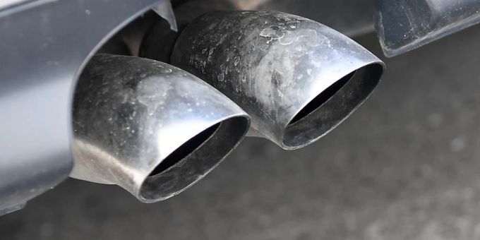Autos und vor allem Lastwagen könnten durch die geplante neue Abgasnorm Euro 7 spürbar teurer werden. Nach einer Folgenabschätzung der zuständigen EU-Kommission werden die regulierungsbedingten Kosten für Pkw und leichte Nutzfahrzeuge auf 304 Euro pro Stück geschätzt. (Archivbild) Autos und vor allem Lastwagen könnten durch die geplante neue Abgasnorm Euro 7 spürbar teurer werden. Nach einer Folgenabschätzung der zuständigen EU-Kommission werden die regulierungsbedingten Kosten für Pkw und leichte Nutzfahrzeuge auf 304 Euro pro Stück geschätzt. (Archivbild)