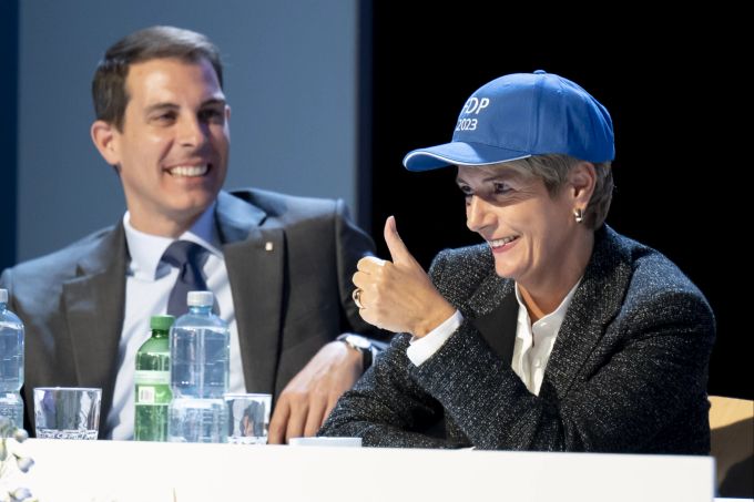 Bundesrätin Karin Keller-Sutter, rechts, hebt ihren Daumen, an der Seite von Parteipräsident Thierry Burkart, links, an der Delegiertenversammlung der FDP am Samstag, 22. Oktober 2022 in Burgdorf. FDP Wahlen 2023