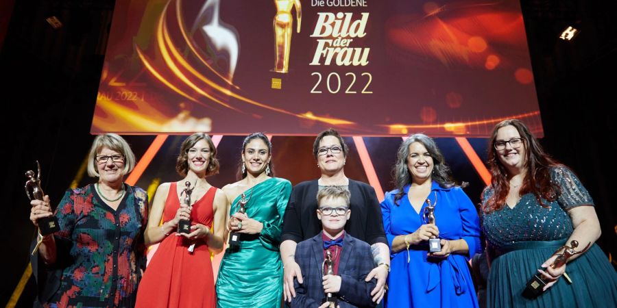 Marga Flader (l-r), Katharina Bach, Shahrzad Enderle, Kerstin Held, Günes Seyfarth und Jasmin Thamer.