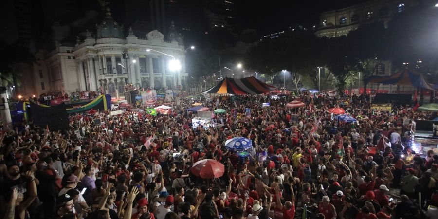 Anhänger des ehemaligen Präsidenten da Silva feiern in der Nacht in der Innenstadt von Rio de Janeiro seinen Wahlsieg.