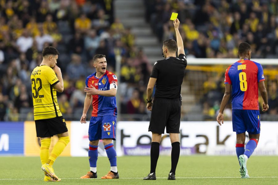 Schiri Sandro Schärer zeigt im Spiel zwischen YB und Basel einige Gelbe Karten.