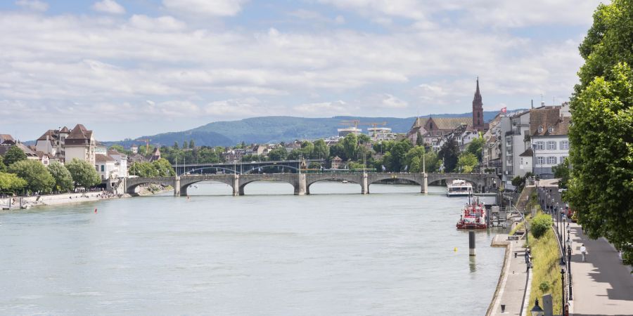 Das Rheinufer in Basel mit der Mittleren Brücke (die älteste Brücke in Basel) und dem Münster.