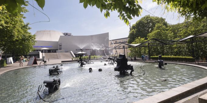 Der Fasnachts-Brunnen von Jean Tinguely wurde zwischen 1975 und 1977 an der Stelle der Bühne des abgebrochenen Stadttheaters gebaut und war ein Geschenk der Migros an die Stadt Basel. Der Fasnachts-Brunnen von Jean Tinguely wurde zwischen 1975 und 1977 an der Stelle der Bühne des abgebrochenen Stadttheaters gebaut und war ein Geschenk der Migros an die Stadt Basel.