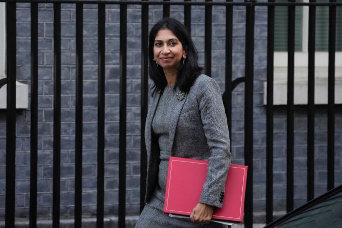 Suella Braverman ist kurz nach ihrem Ausscheiden aus der Regierung erneut Innenministerin. (Kin Cheung/AP/dpa) Suella Braverman