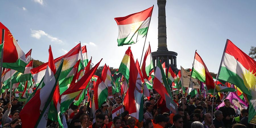 dpatopbilder - Tausende Menschen demonstrieren aus Solidarität mit den Protestierenden im Iran in Berlin. Foto: Joerg Carstensen/dpa