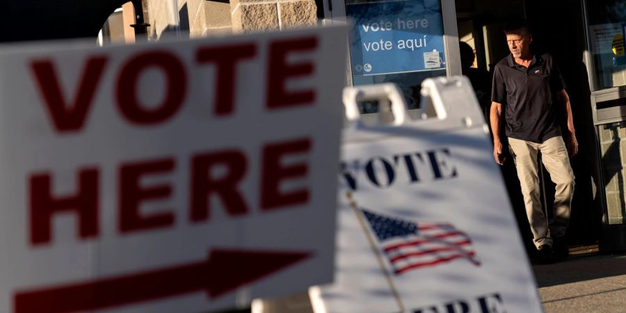 Ein Mann verlässt ein Wahllokal im US-Bundesstaat Rhode Island.