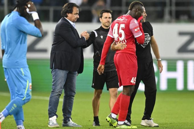 Christian Constantin (li.) deckt Mario Balotelli den Rücken. Christian Constantin Mario Balotelli