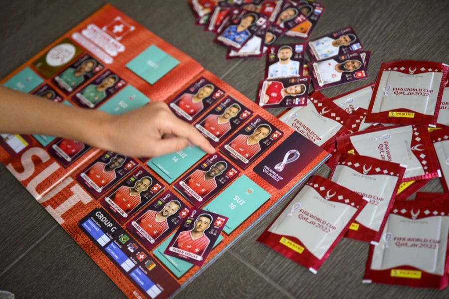 An einer Zürcher Schule bringen die Kinder gleich ganze Schachteln voller Panini-Bilder zum Tauschen mit.