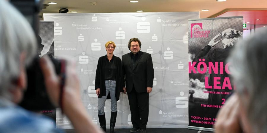 Die Theater-Regisseurin Tina Lanik (l) und der Intendant der Festspiele in Bad Hersfeld, Joern Hinkel, stellen das Programm für 2023 vor.