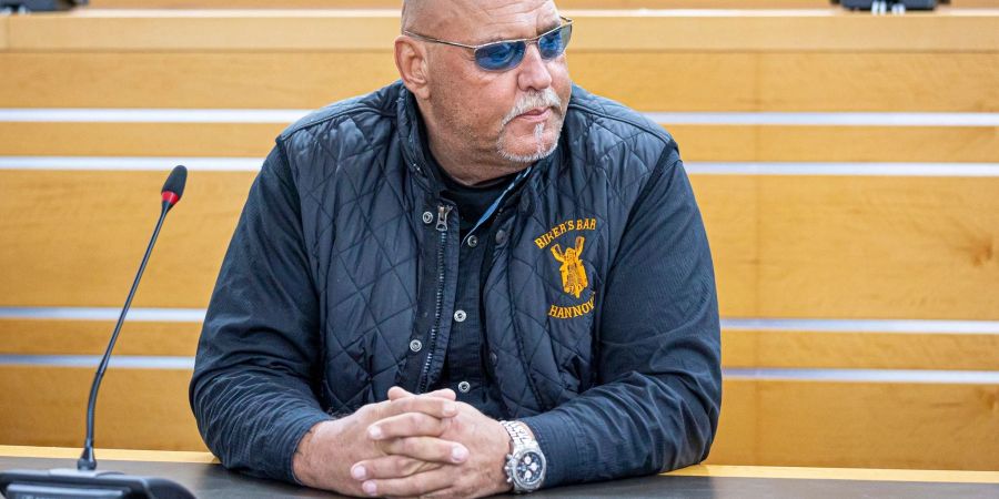 Der angeklagte Ex-Rockerboss Frank Hanebuth sitzt in einem Gerichtssaal vom Landgericht Hannover.