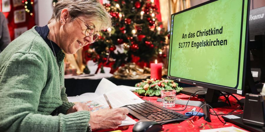 Eine Mitarbeiterin der Deutschen Post bearbeitet in der Christkindpostfiliale der Deutschen Post Briefe mit Wunschzetteln.