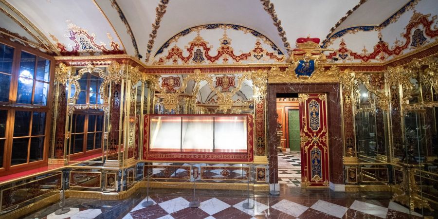 Eine beim Einbruch beschädigte Vitrine im Juwelenzimmer im Grünen Gewölbe in Dresden.